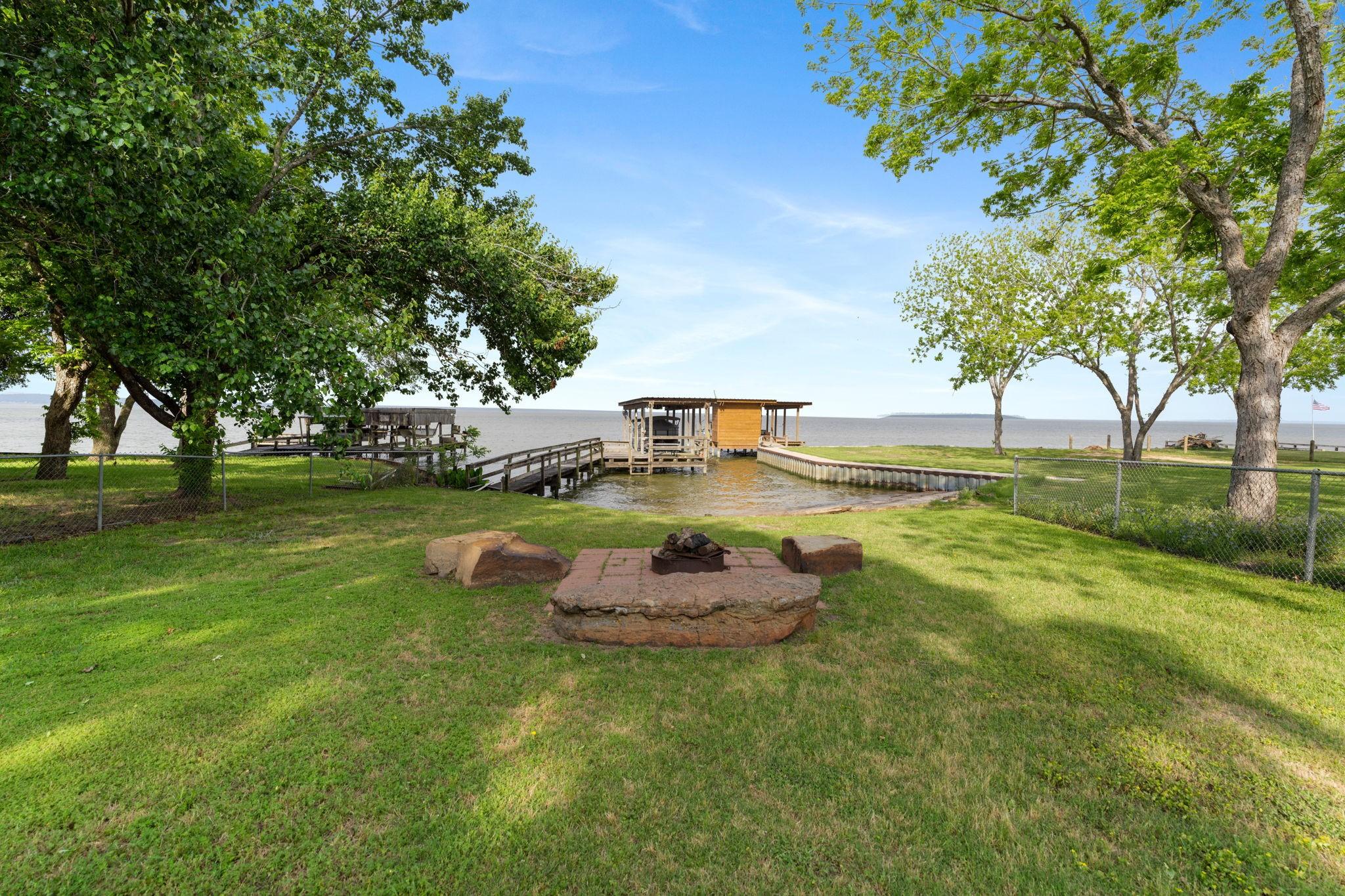 Image 1: Come live the good life on beautiful Lake Livingst