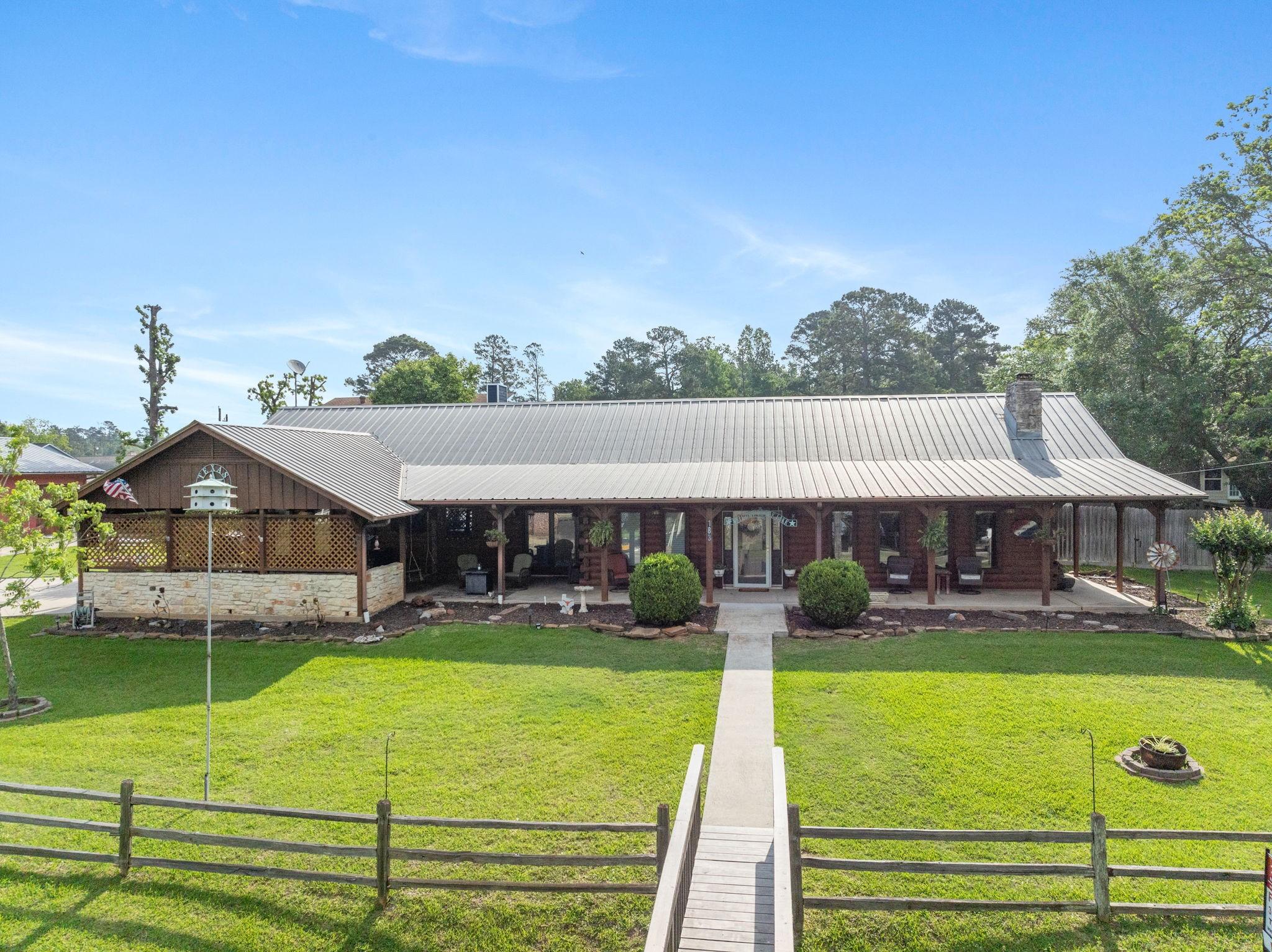 Image 2: Live your lakeside dream at this stunning Lake Liv