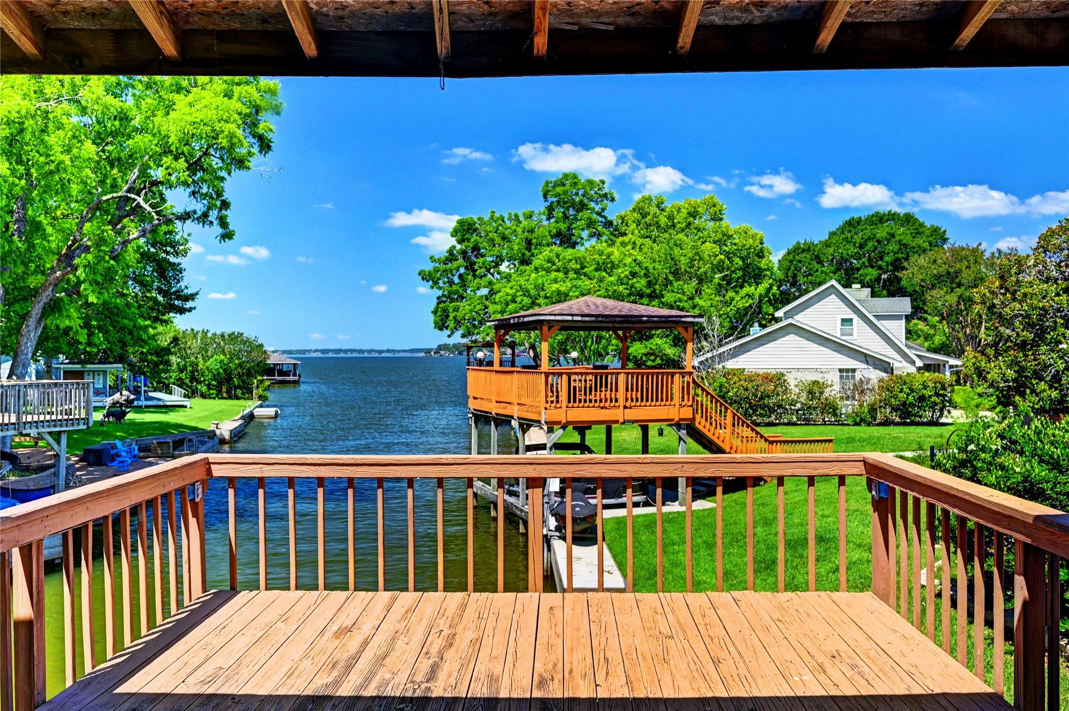 Image 3: Easy access to Lake Conroe.