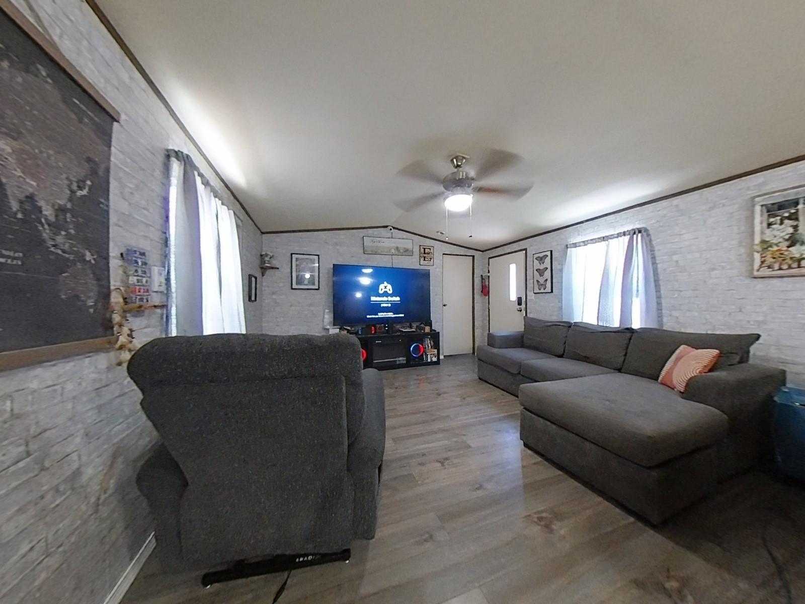 Image 4: Large living room with updated wallpaper that give