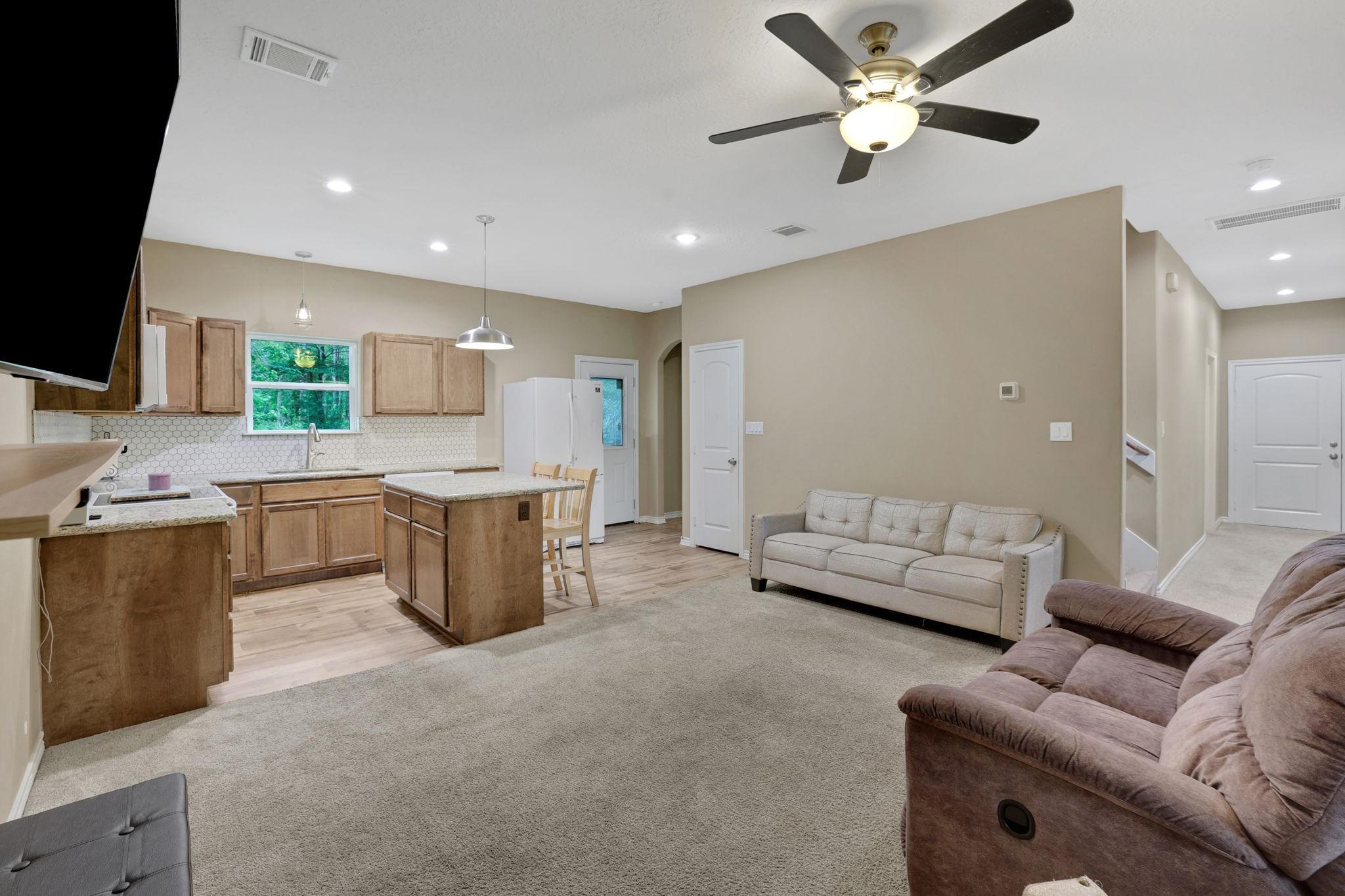 Image 4: A great space for gathering with family