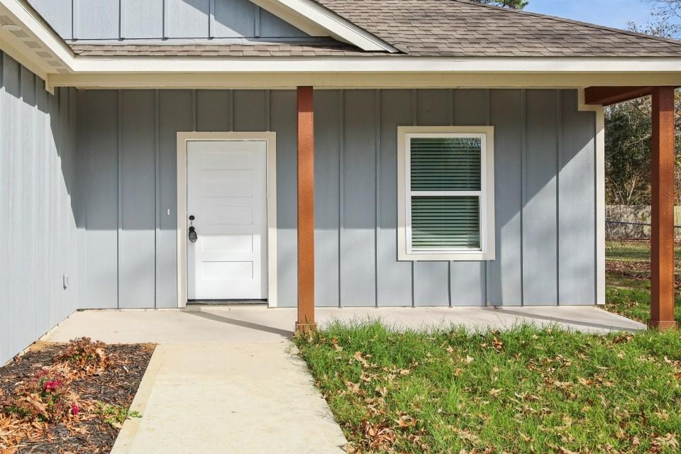 Image 4: Inviting front entrance offering a warm welcome ho