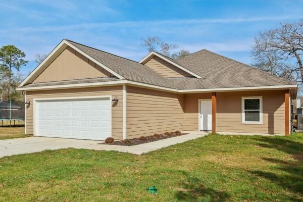 Image 1: Charming single-story home with 3 bedrooms and 2 b
