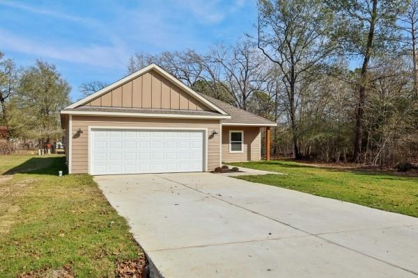 Image 2: Spacious driveway with ample parking for multiple