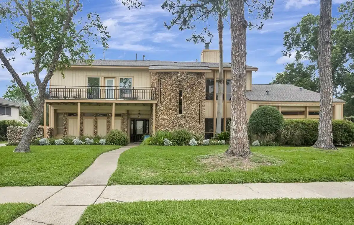 Image 1: Welcome to 307 Crestwood in Taylorcrest. Located i