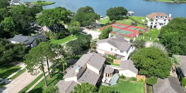 Image 3: Welcome to lake life in Taylorcrest. The private l