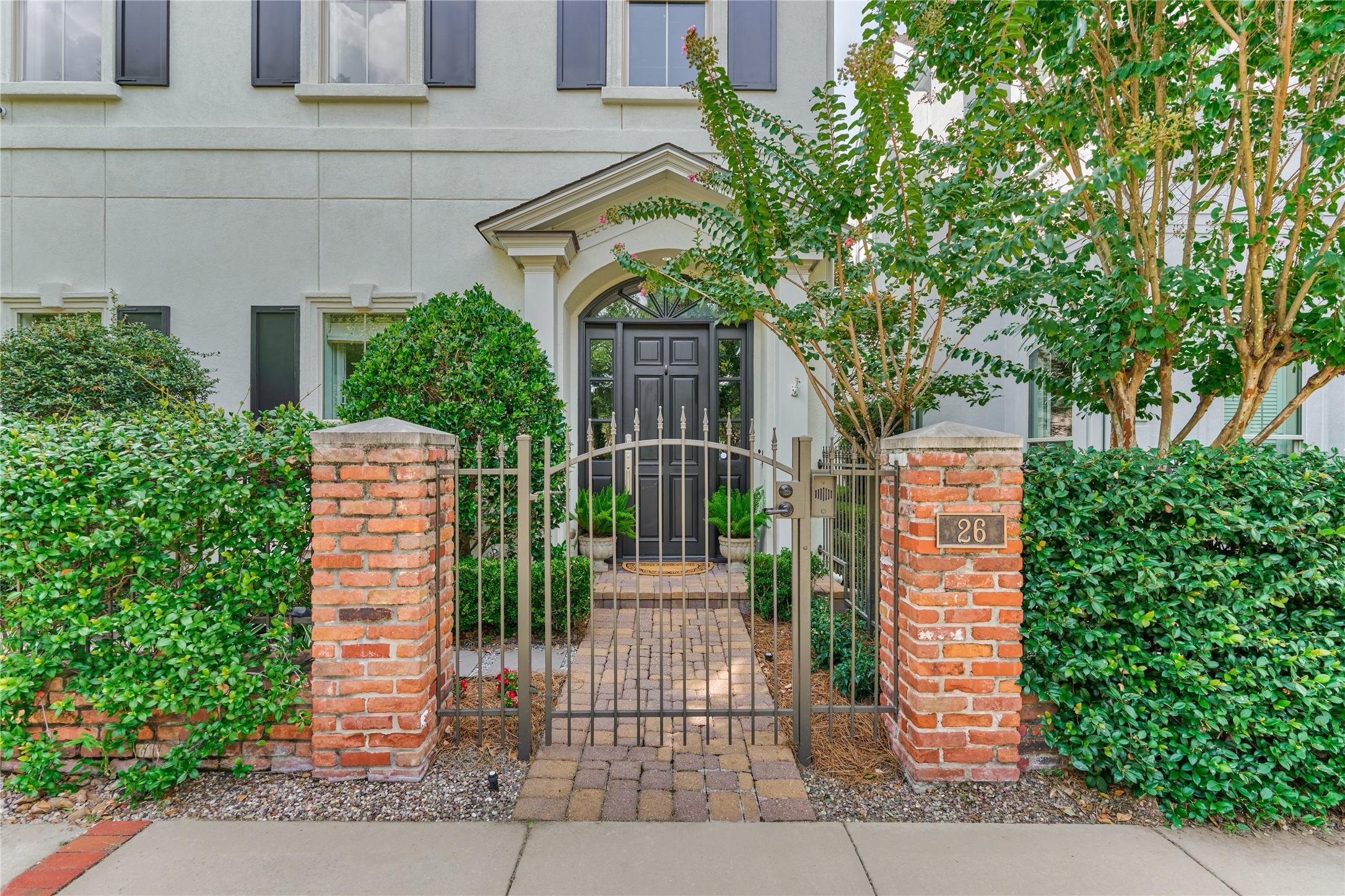 Image 3: Private Courtyard entry