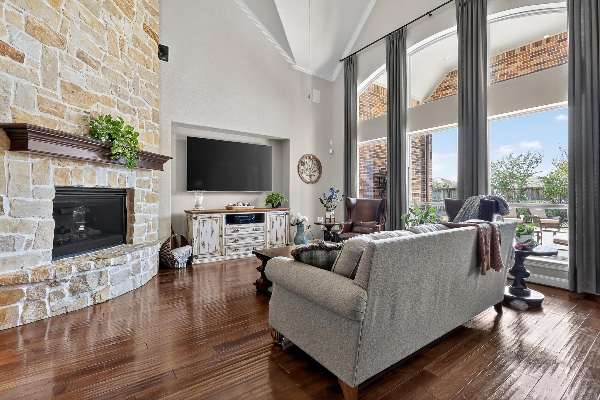 Image 3: Living room with high ceiling