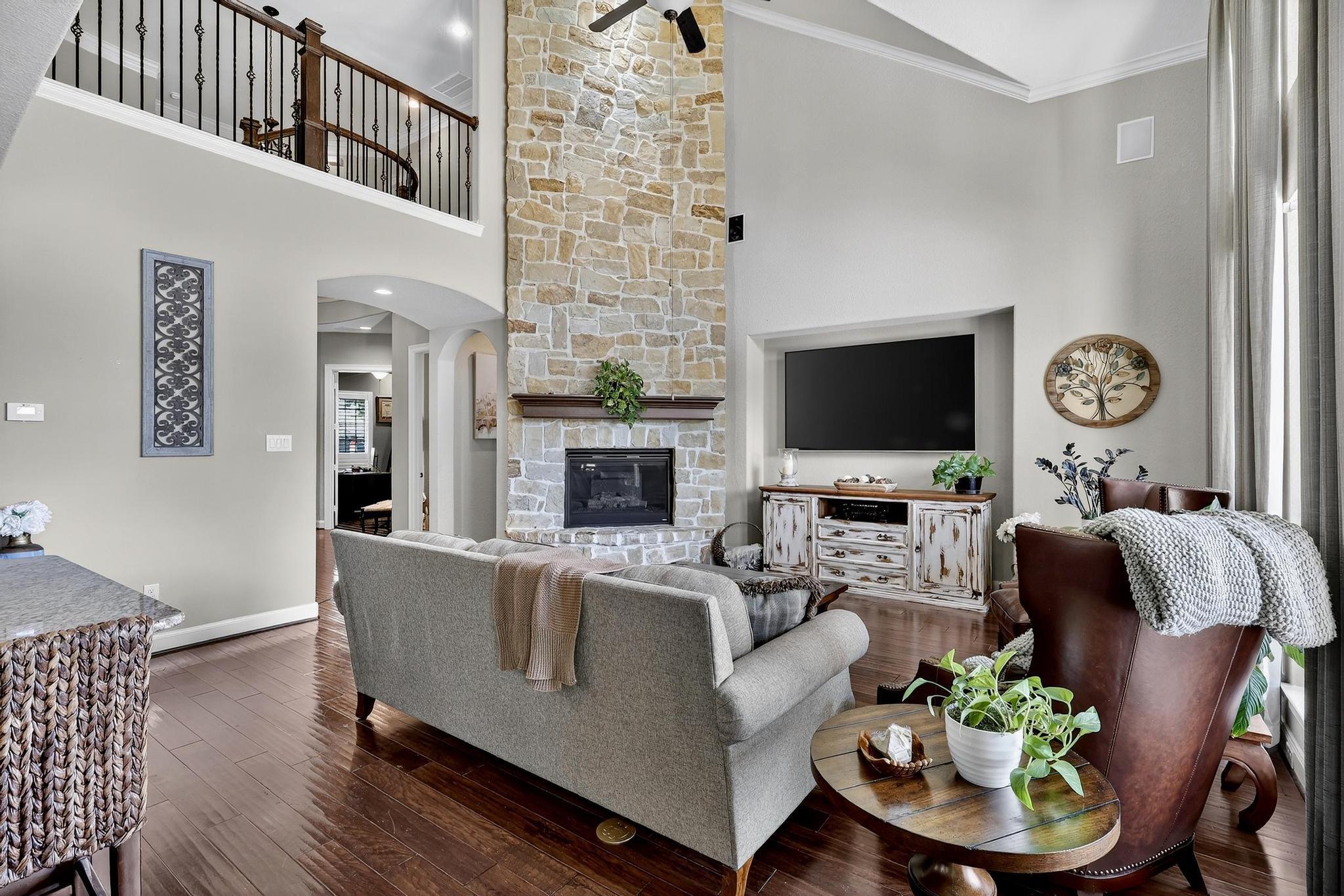 Image 4: Living room open to Kitchen
