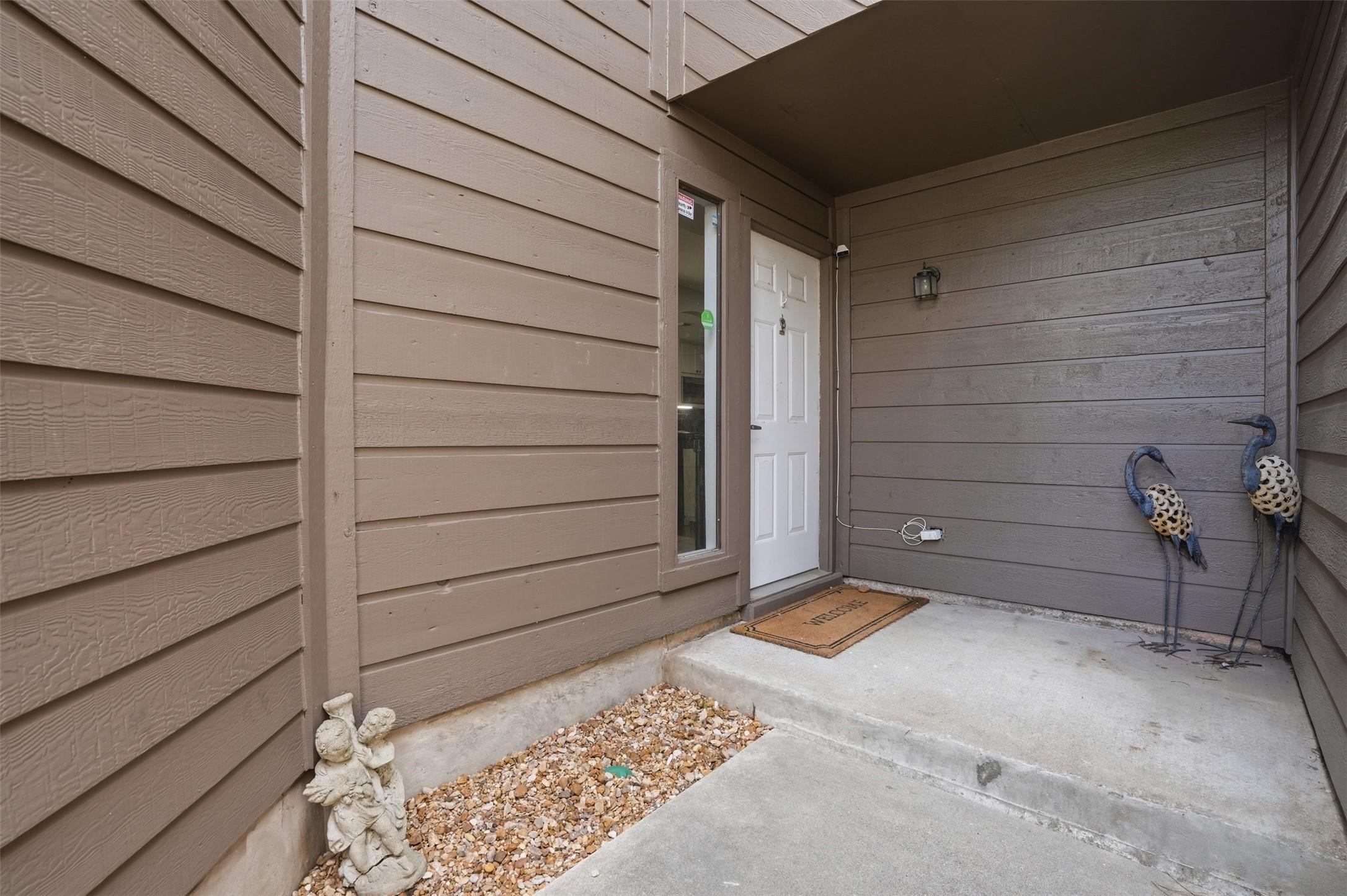 Image 3: Welcoming entryway that creates a warm first impre