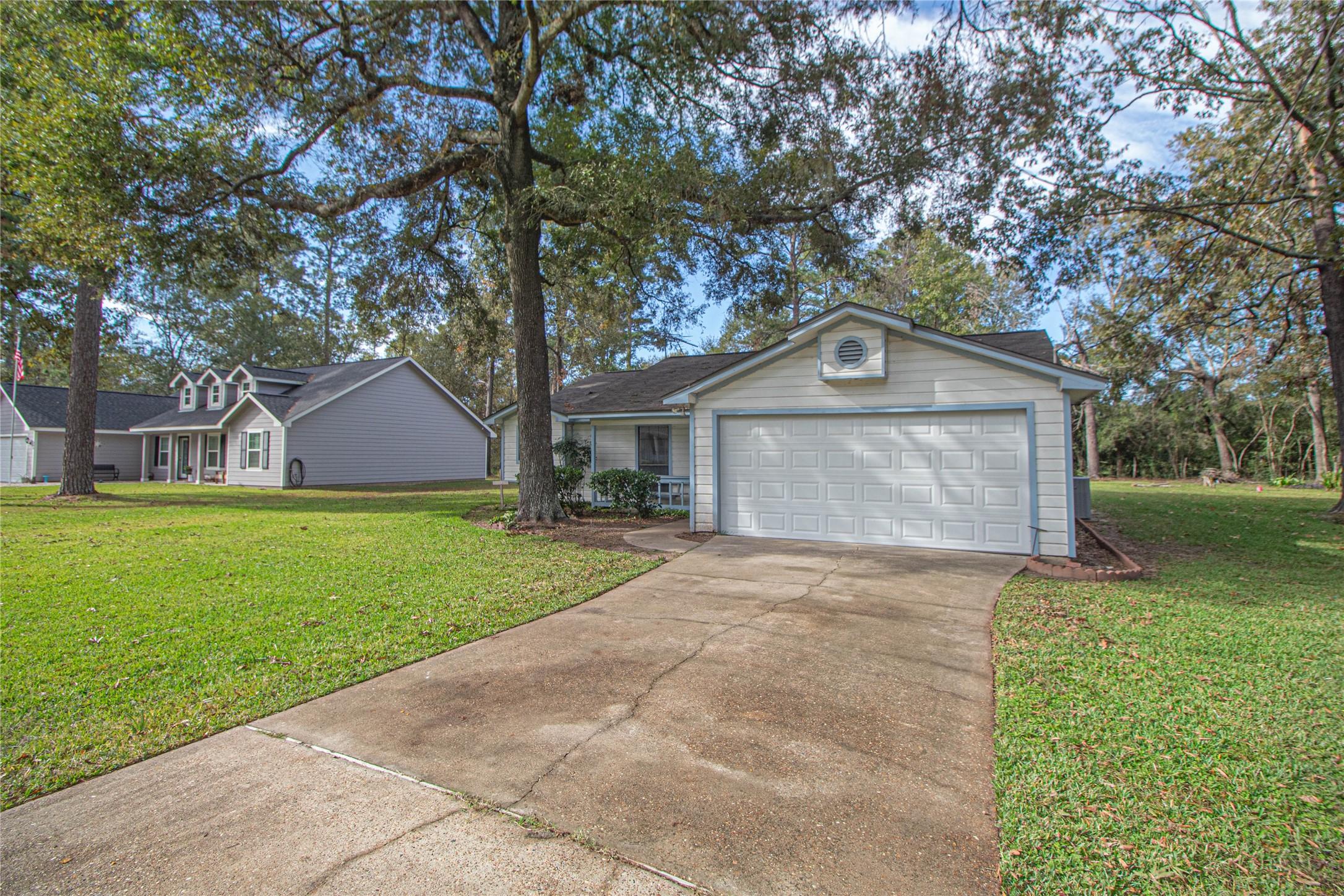 Image 3: Spacious driveway and new garage door with remote