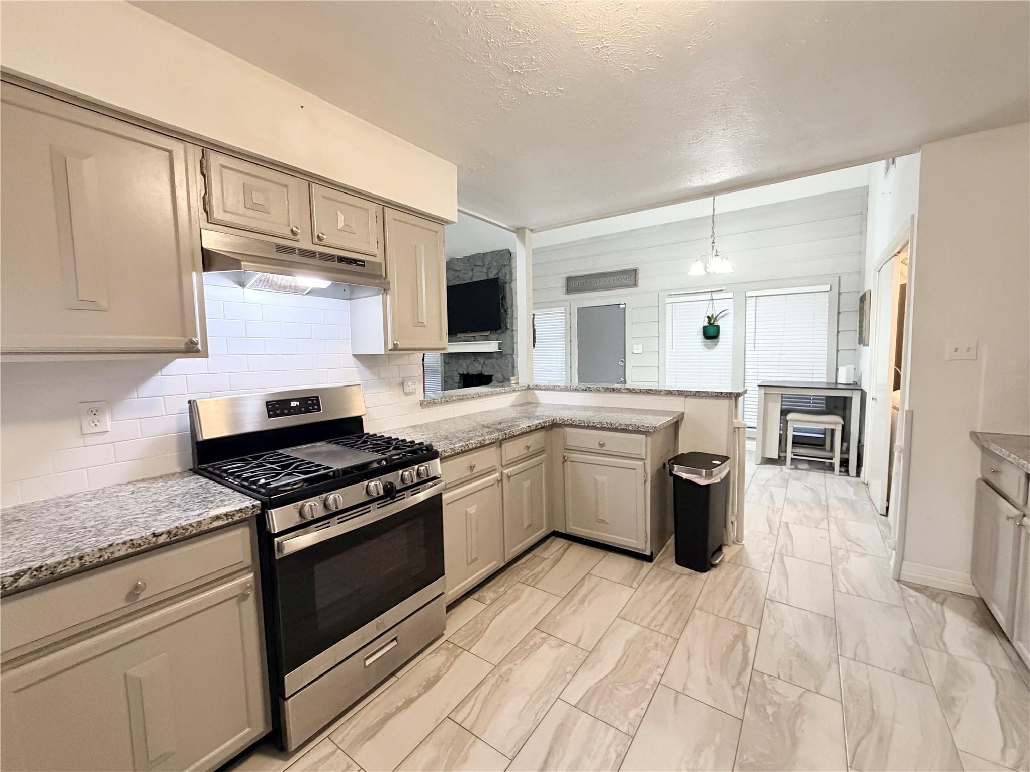 Image 3: Bright kitchen with modern stainless steel applian