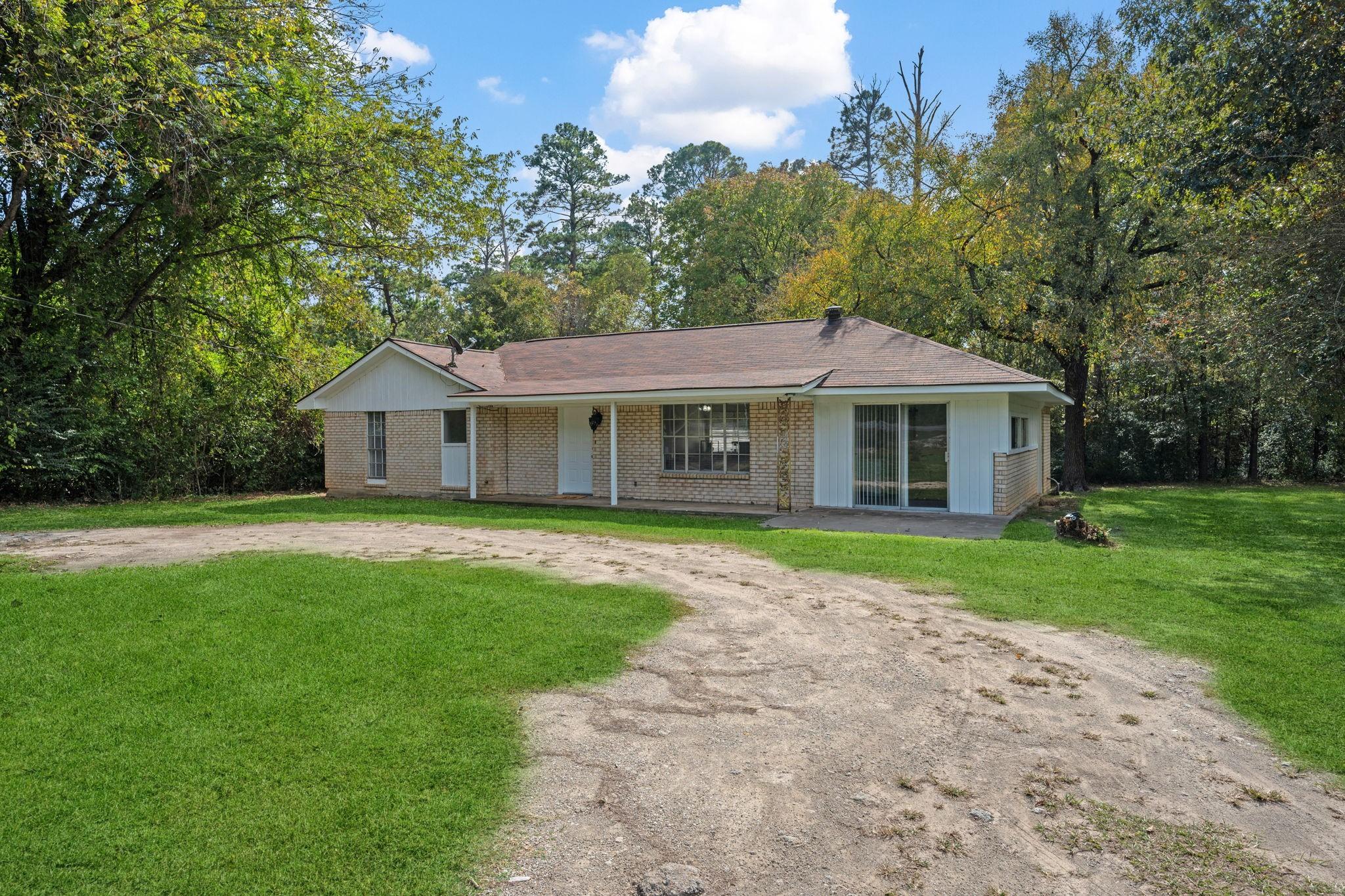 Image 1: Dreaming of lake life?  This home is close to fish