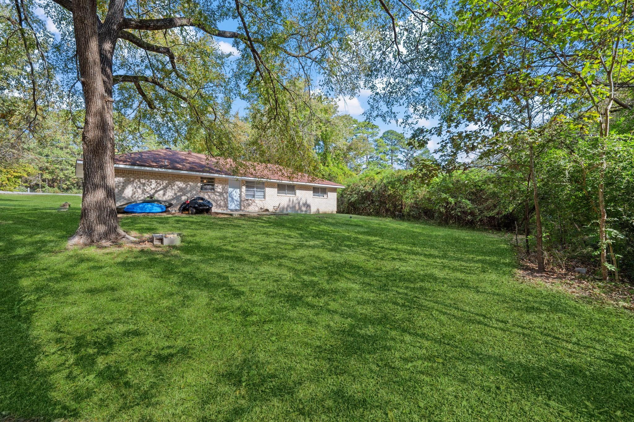 Image 3: Spacious backyard.
