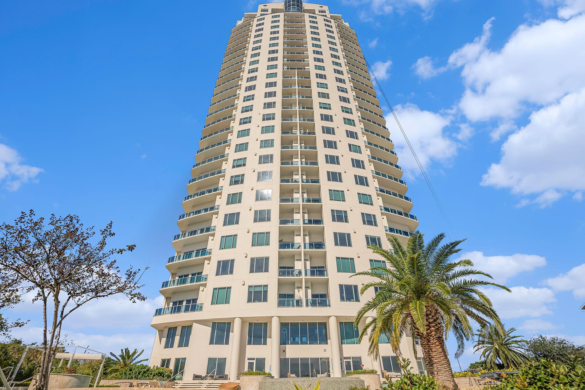 Image 4: Clear lakes finest high-rise living