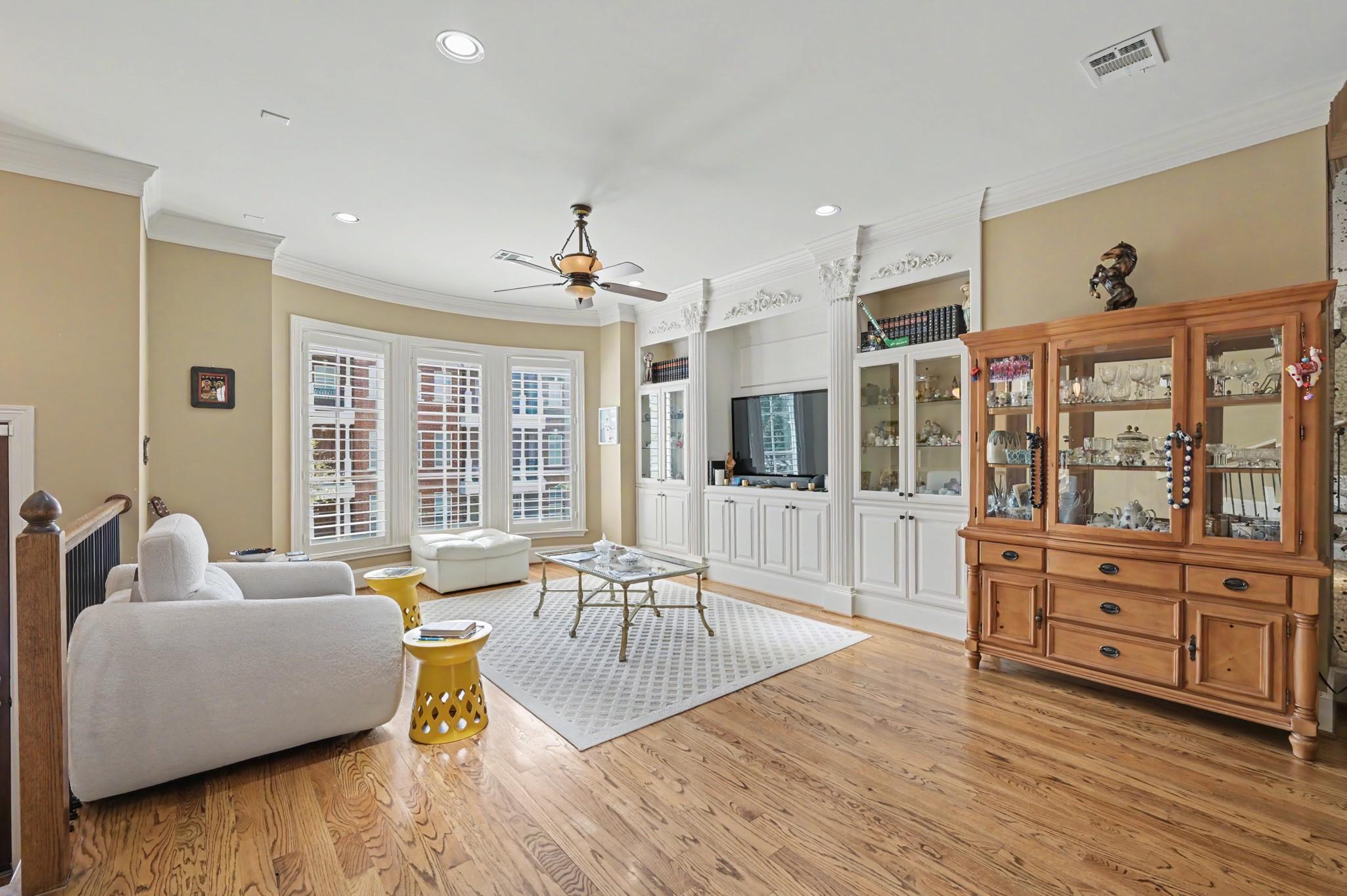 Image 4: Upon entry to the home (2nd level), you're greeted