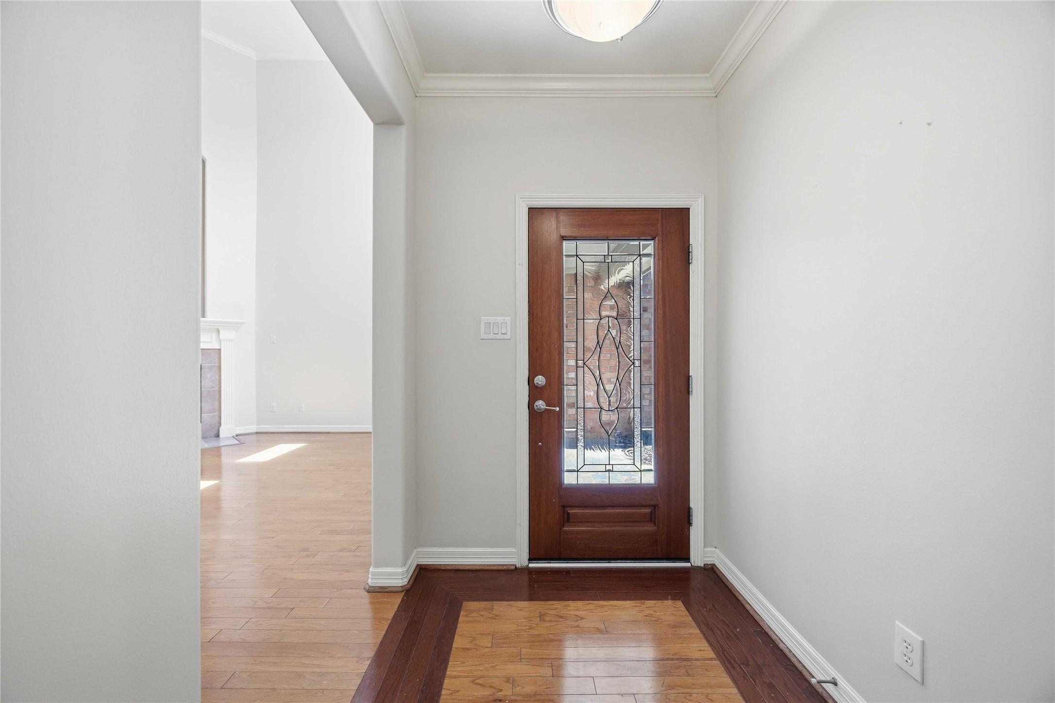 Image 4: Front foyer