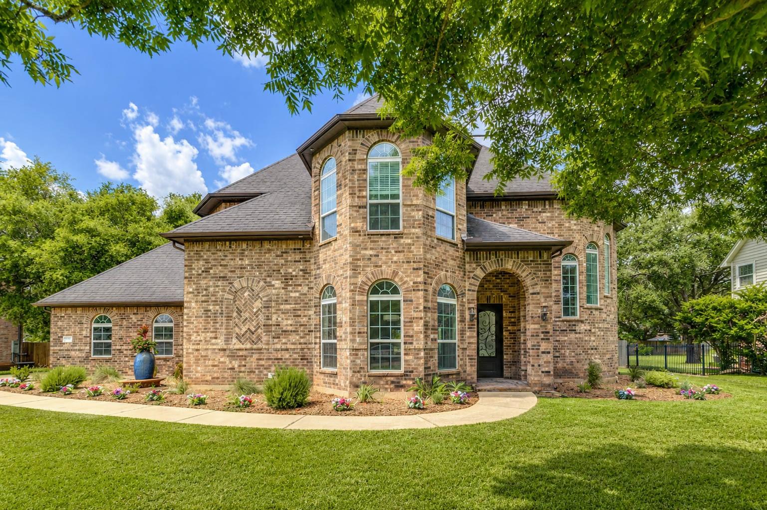 Image 2: Perfectly positioned on nearly half an acre within