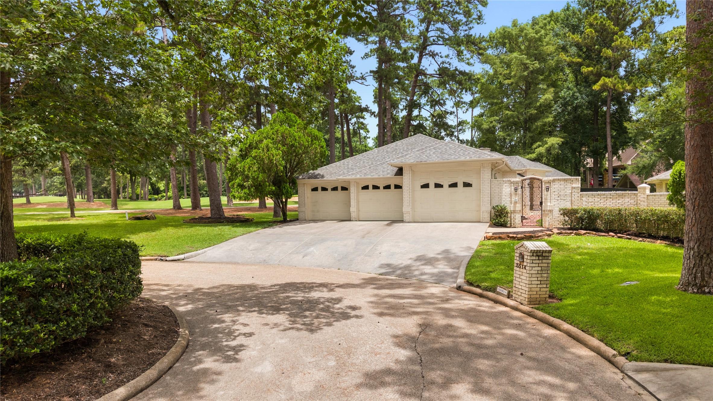 Image 4: Driveway with 3 Car Garage 1 Oversized for Boat or