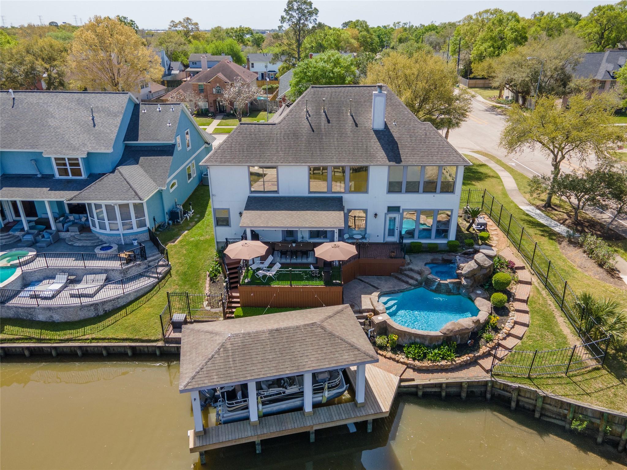 Image 2: Beautiful canal front home in Seabrook