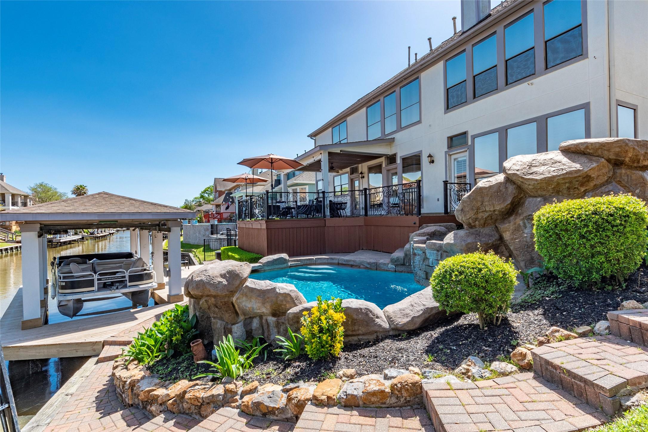 Image 4: Incredible back yard oasis