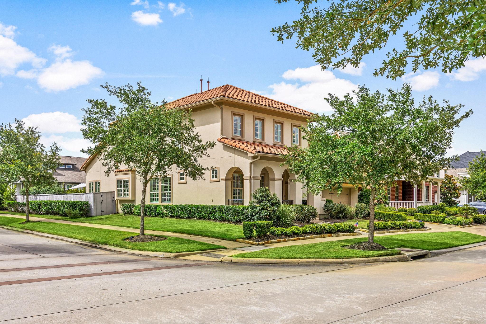 Image 4: Corner lot