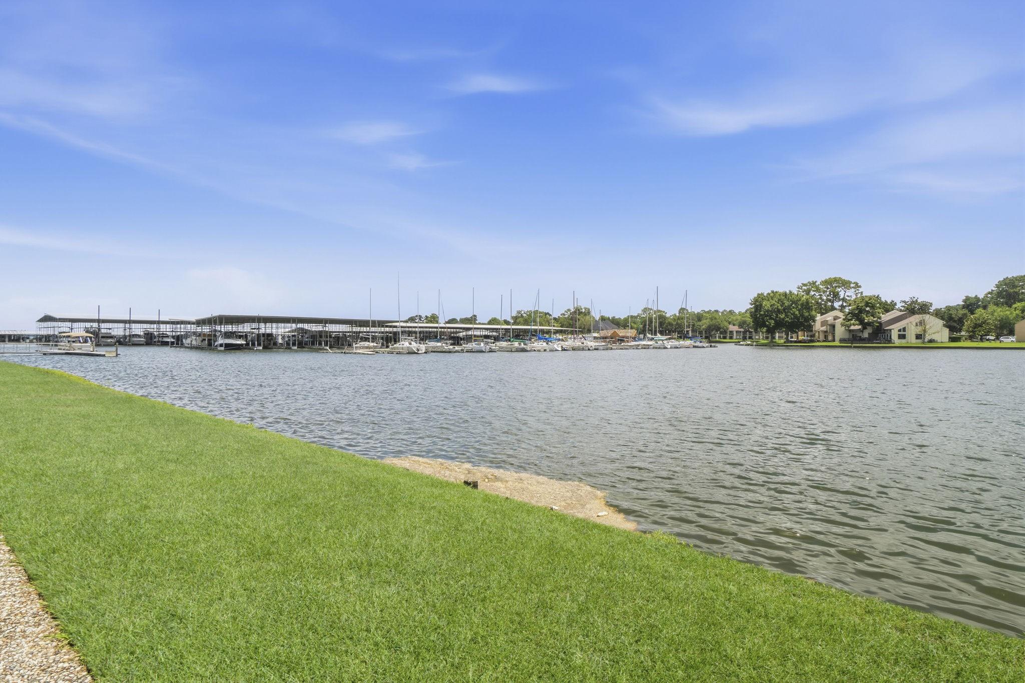 Image 3: Wake up to panoramic lake views, where sailboats,