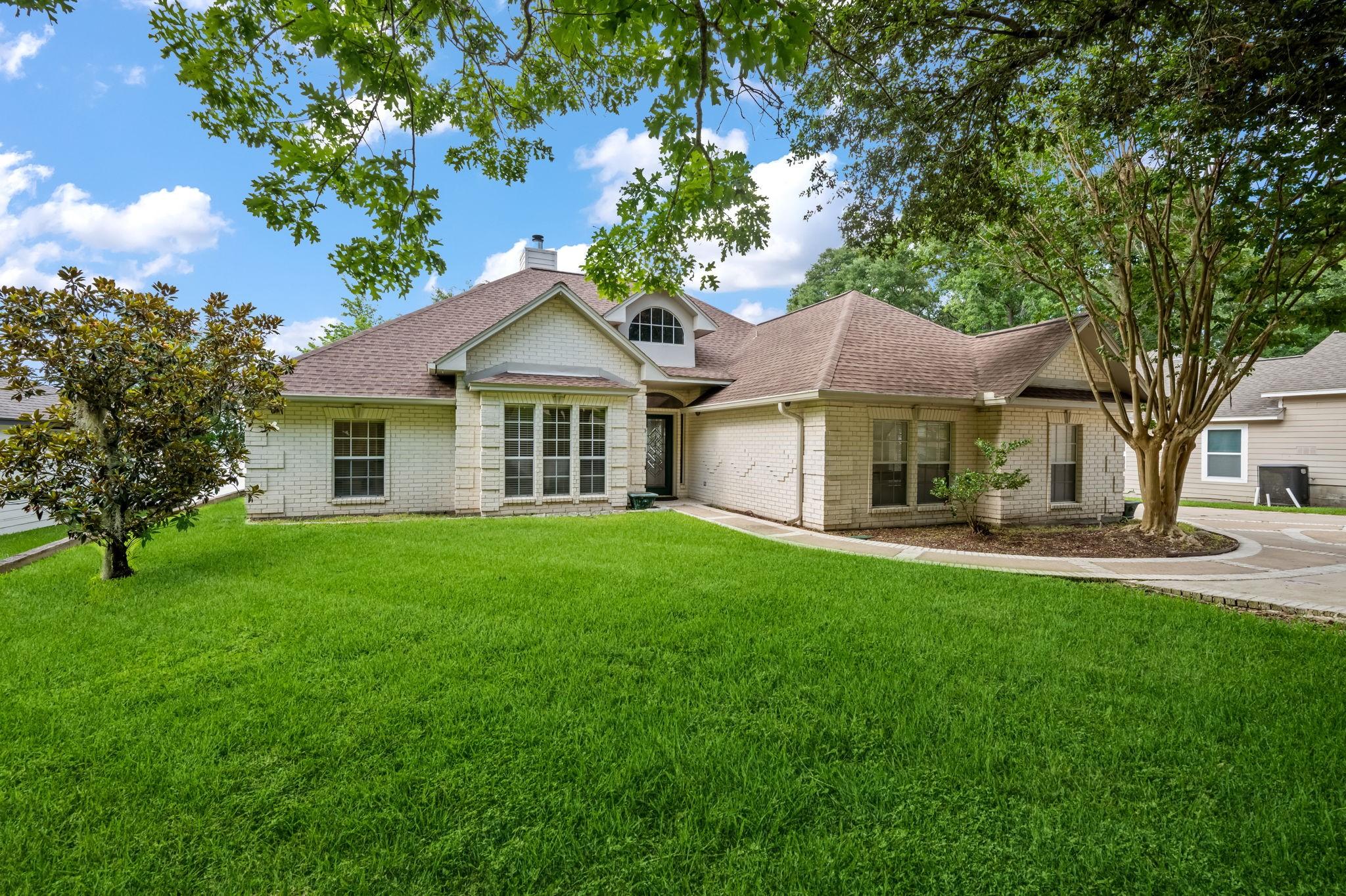 Image 3: Large front yard with large oak tree