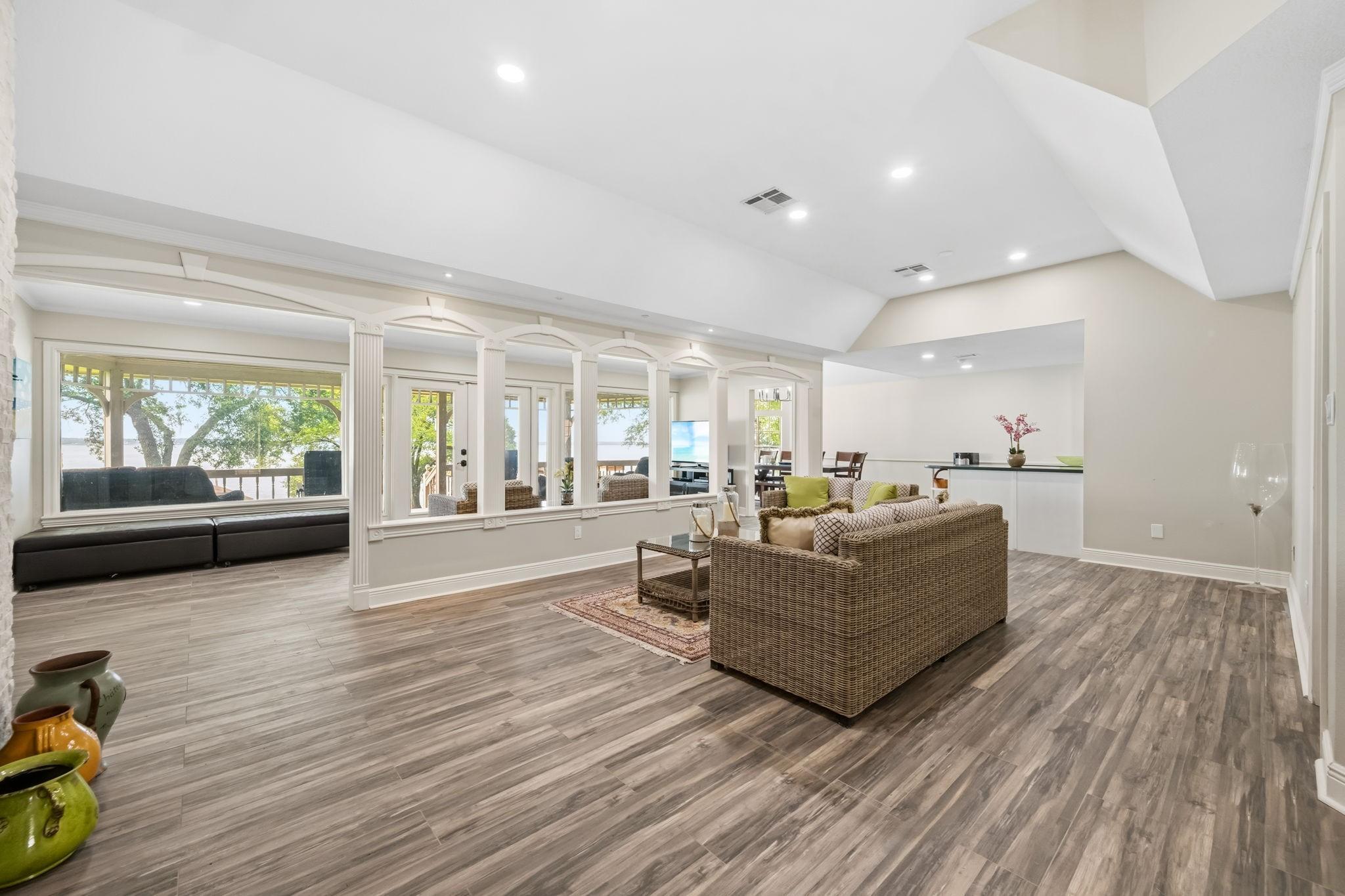 Image 4: Living Area