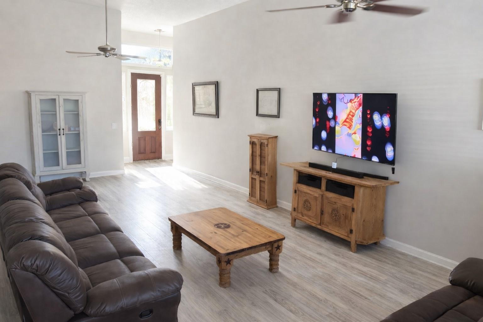 Image 4: Expansive, bright living room perfect for relaxati