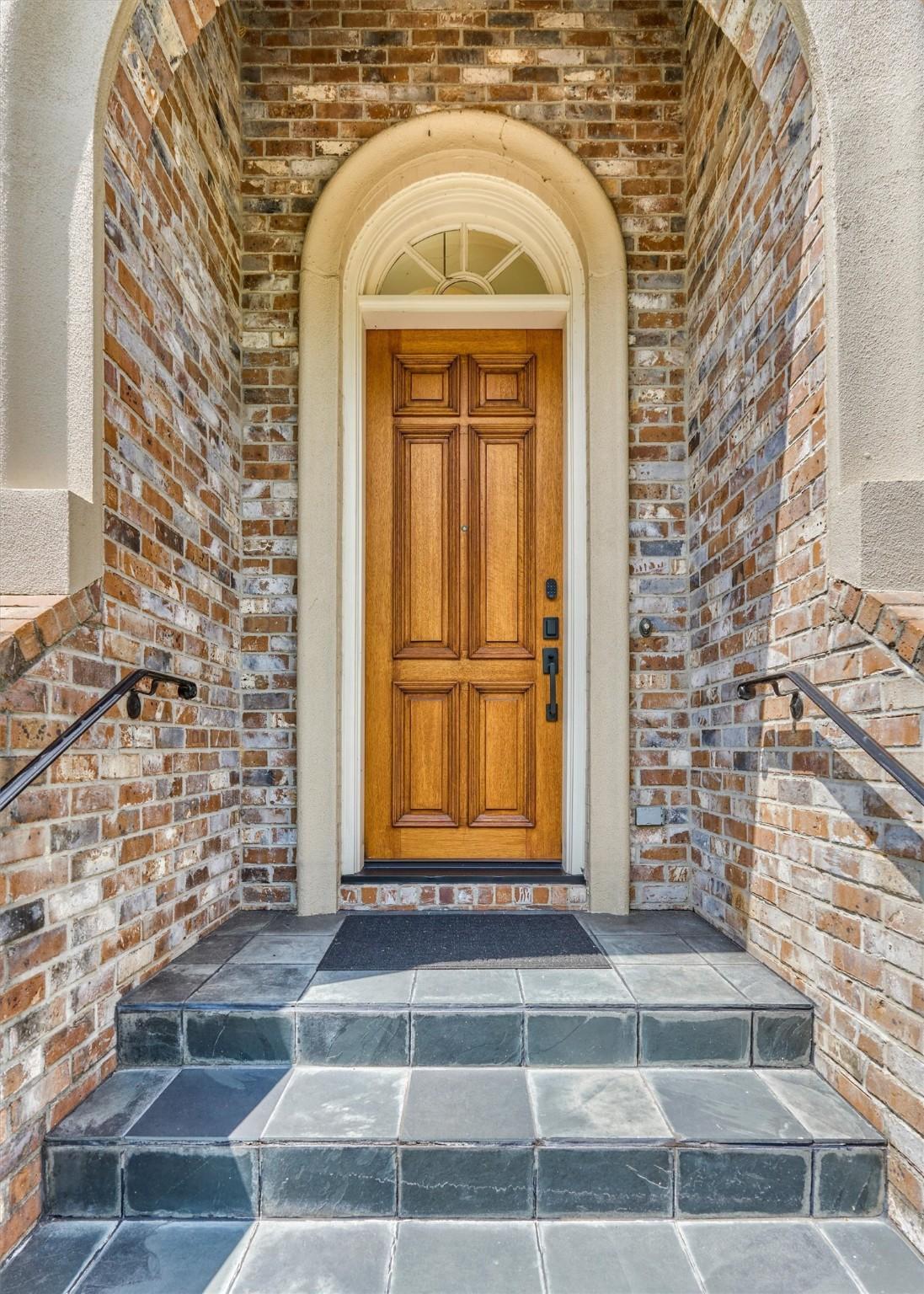 Image 4: Arches adorn this grand entrance with slate tile s