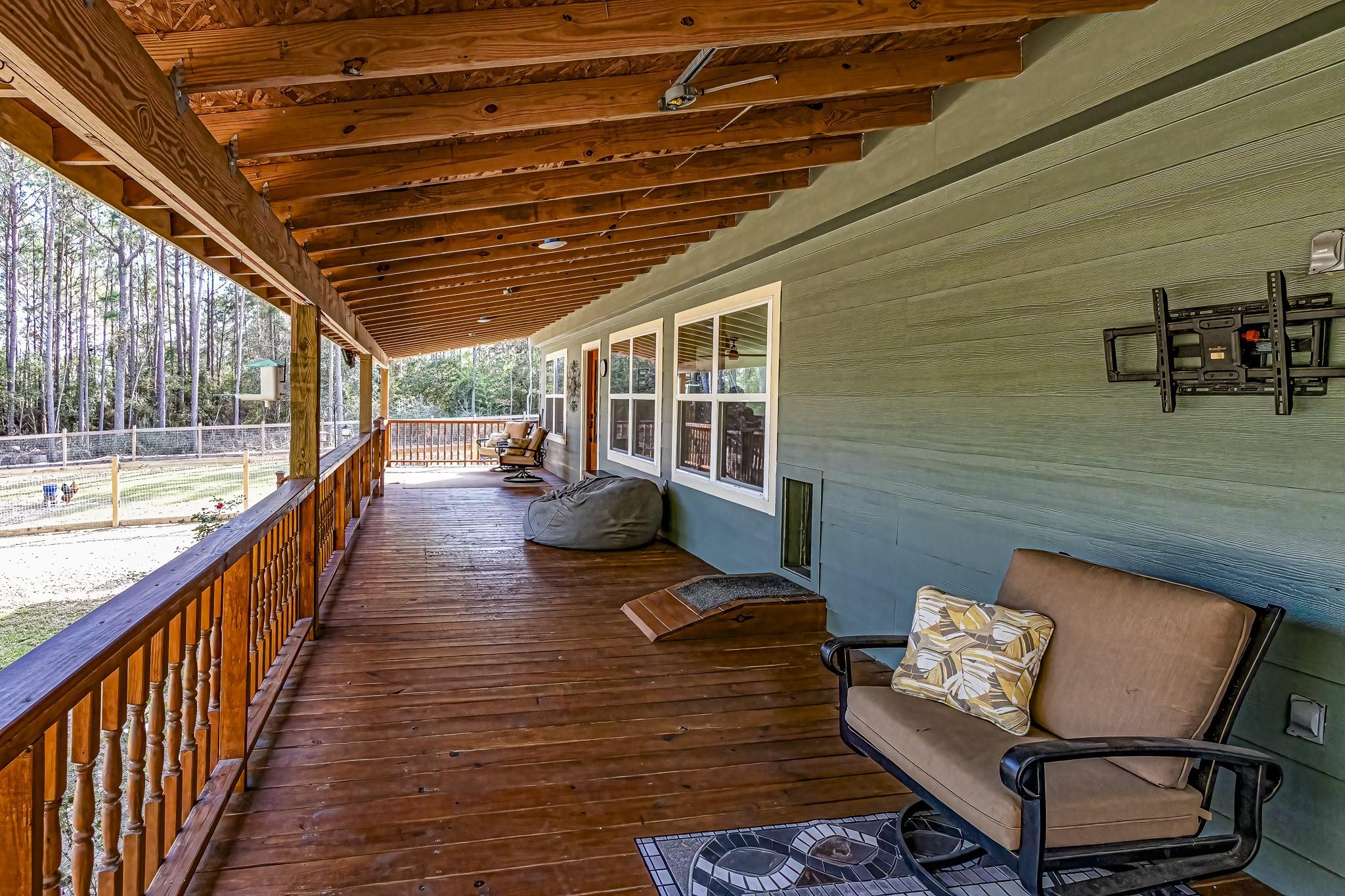 Image 3: Front porch to watch the wildlife and chickens