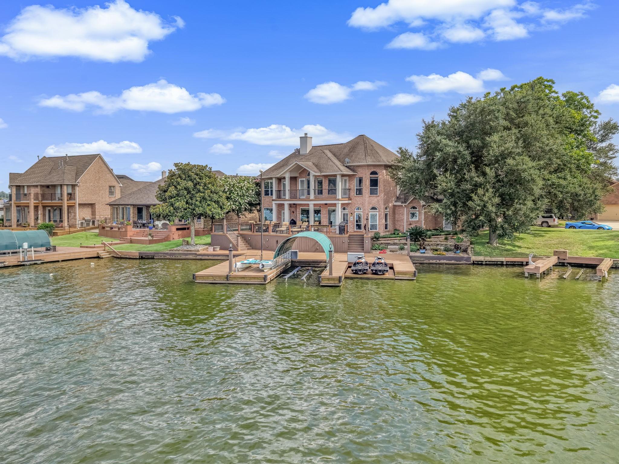 Image 1: Welcome Home! 318 Bayshore Dr in South Shore Estat