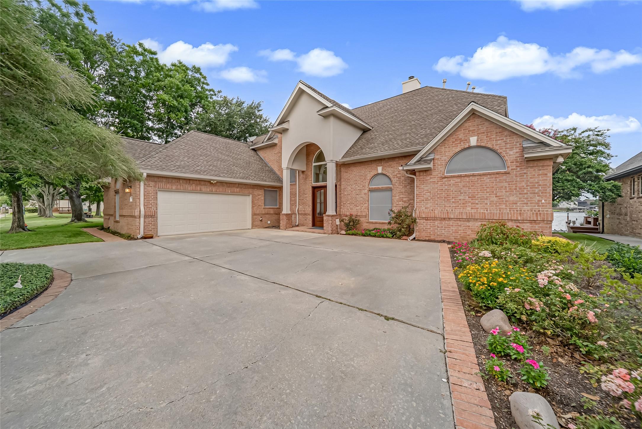 Image 2: Experience luxury and exceptional lakefront living