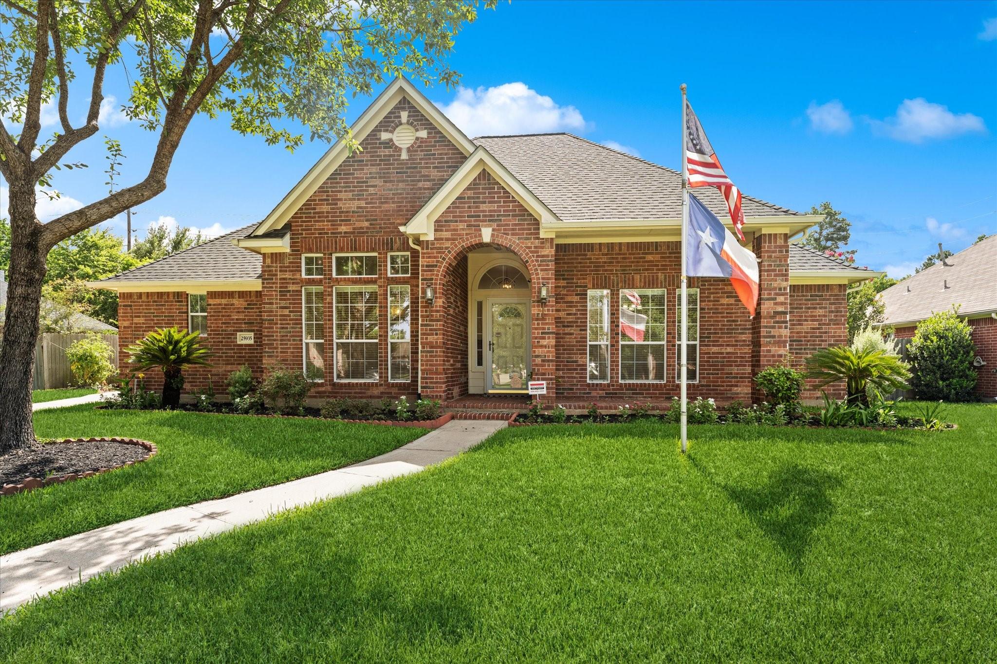 Image 1: Gorgeous Curb Appeal