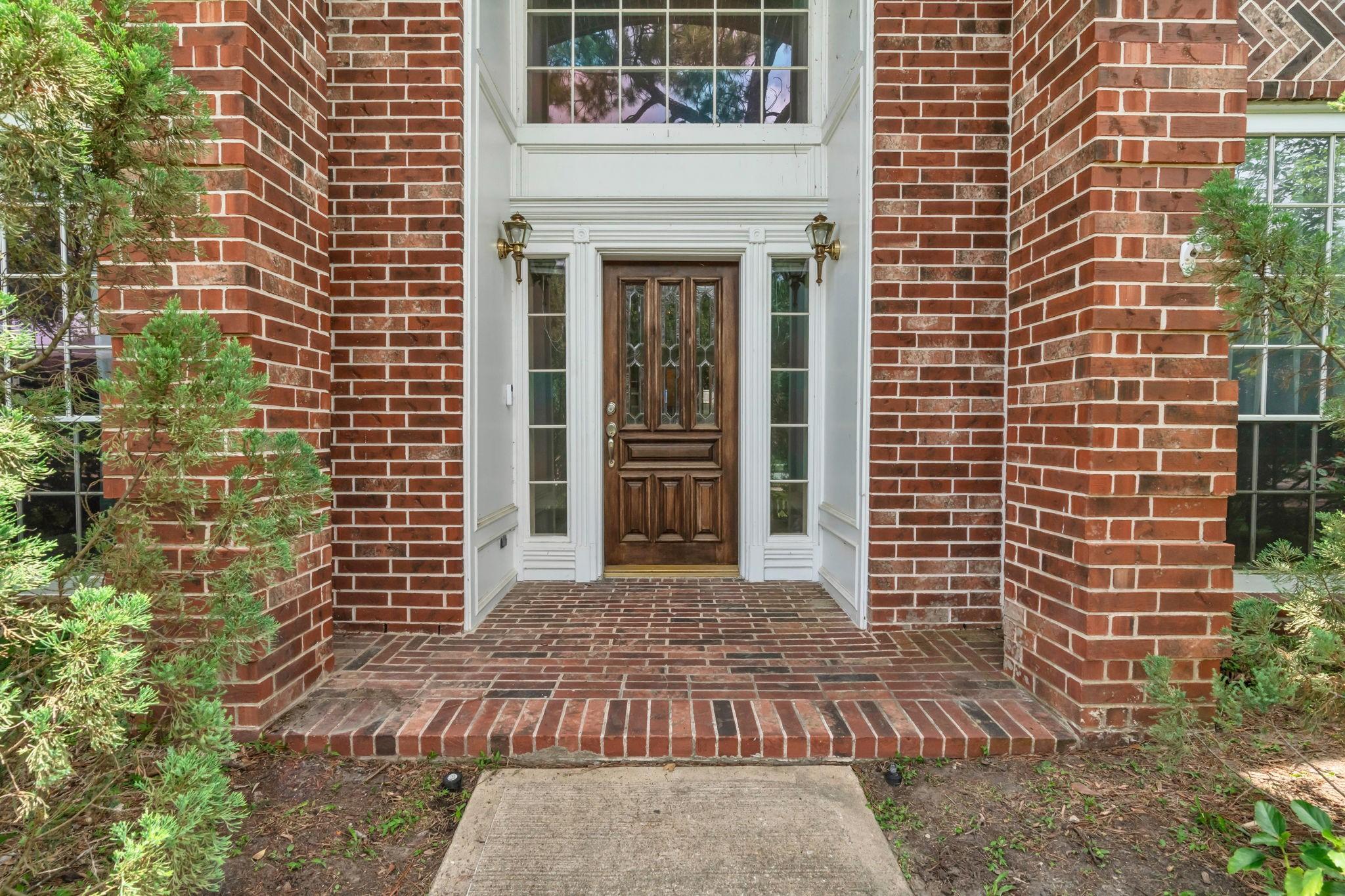 Image 4: The front entry welcomes you in.