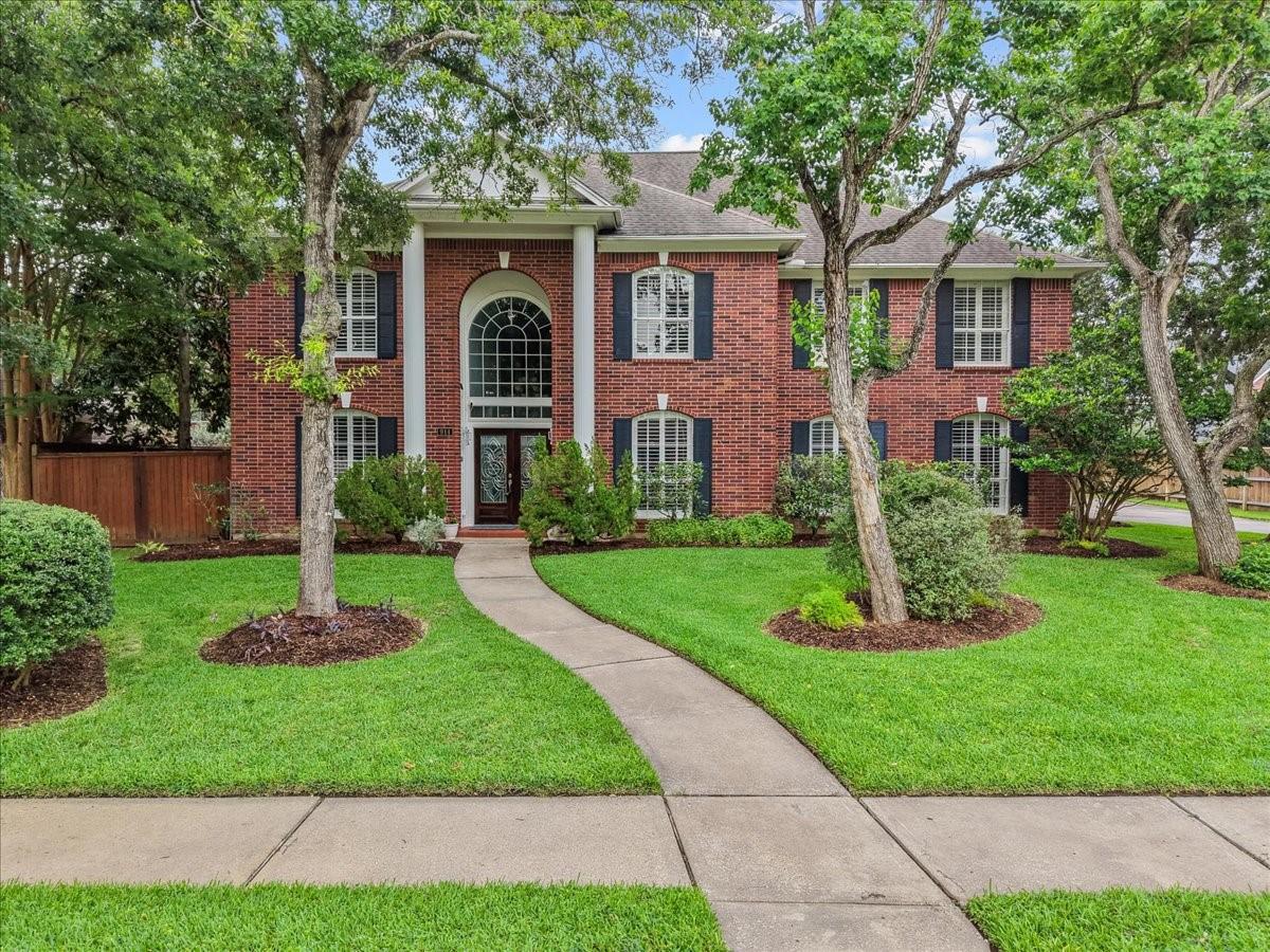 Image 2: Welcome to 914 Pinewood Lane in Seabrook: a distin