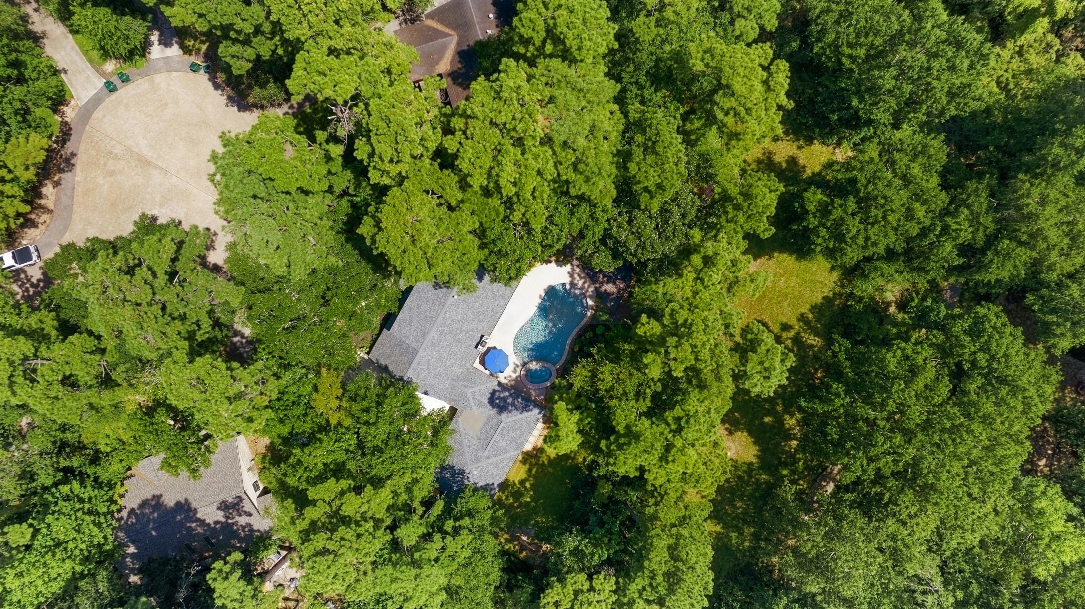 Image 3: Tucked in the trees with great privacy, on a cul-d