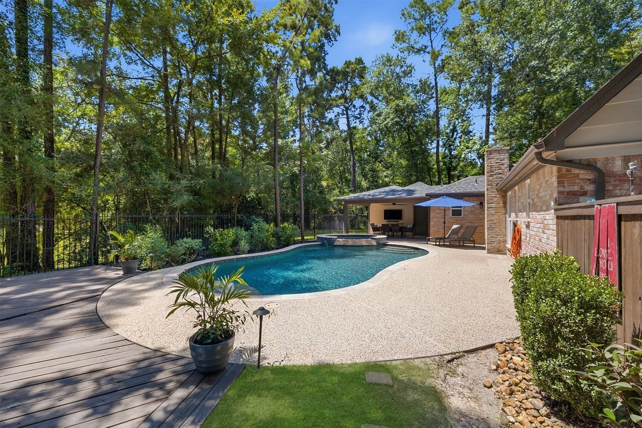Image 4: Your resort setting right in your own backyard...