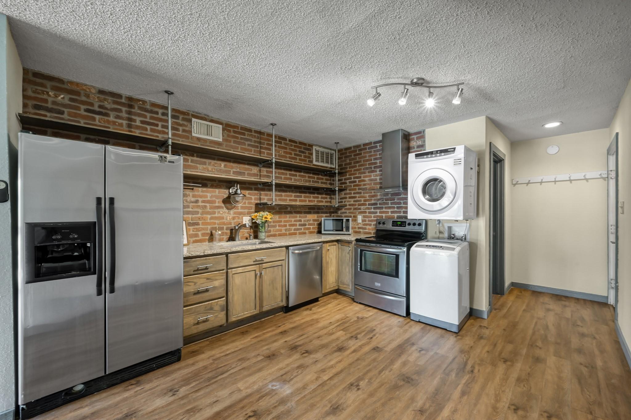 Image 4: Beautiful Kitchen