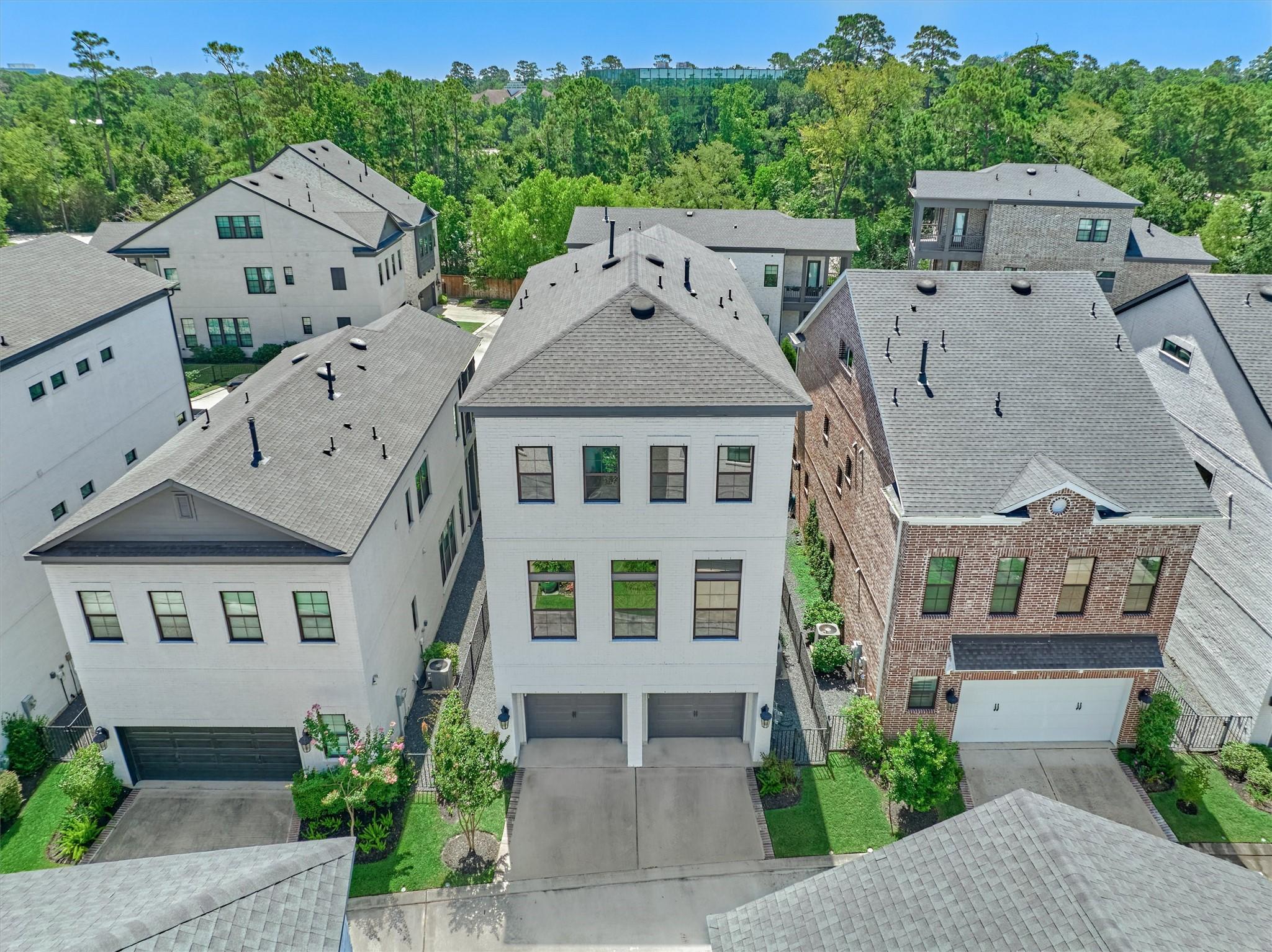 Image 4: The home offers ample driveway parking space and a