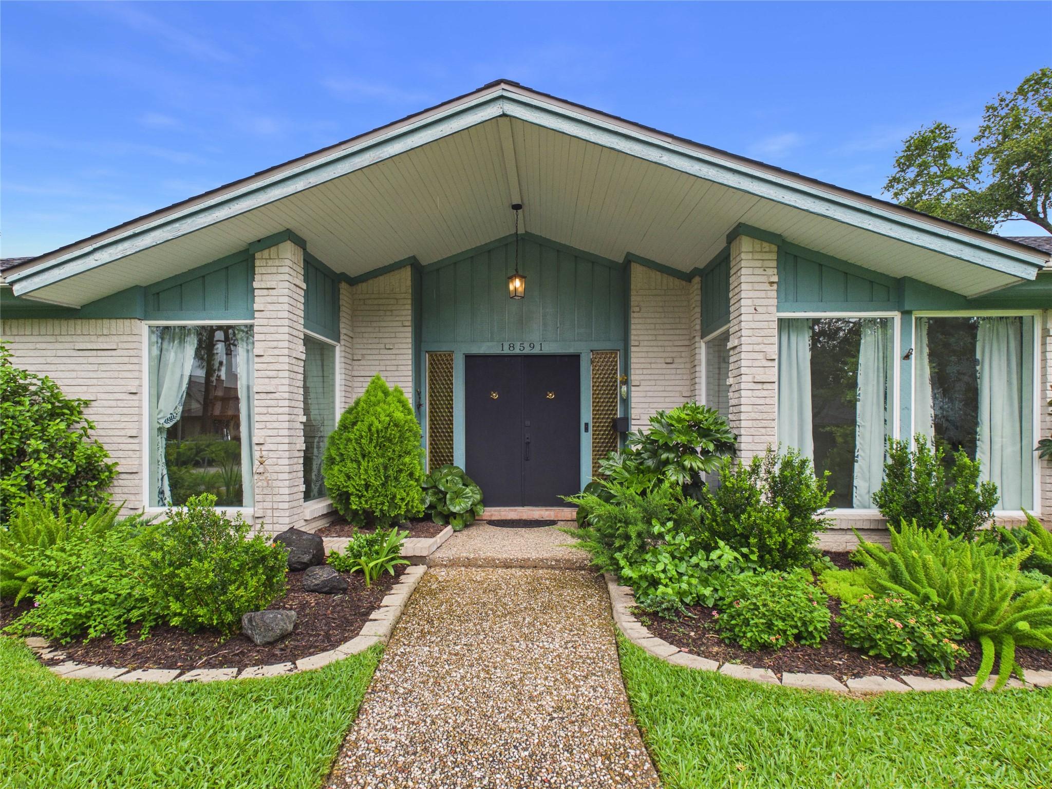 Image 3: Captivating Mid Century Modern home in the heart o
