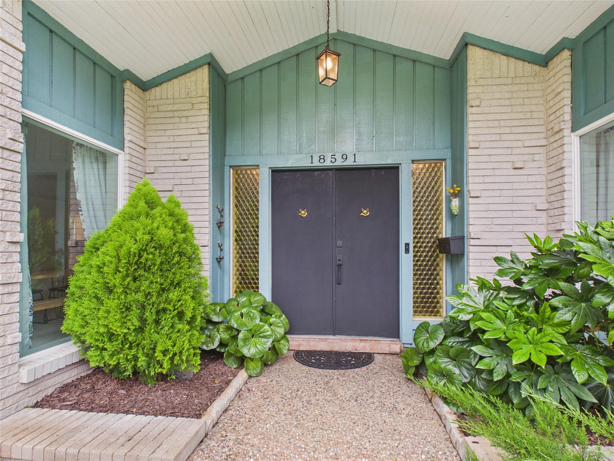 Image 4: Double door entryway to welcome your guests, your