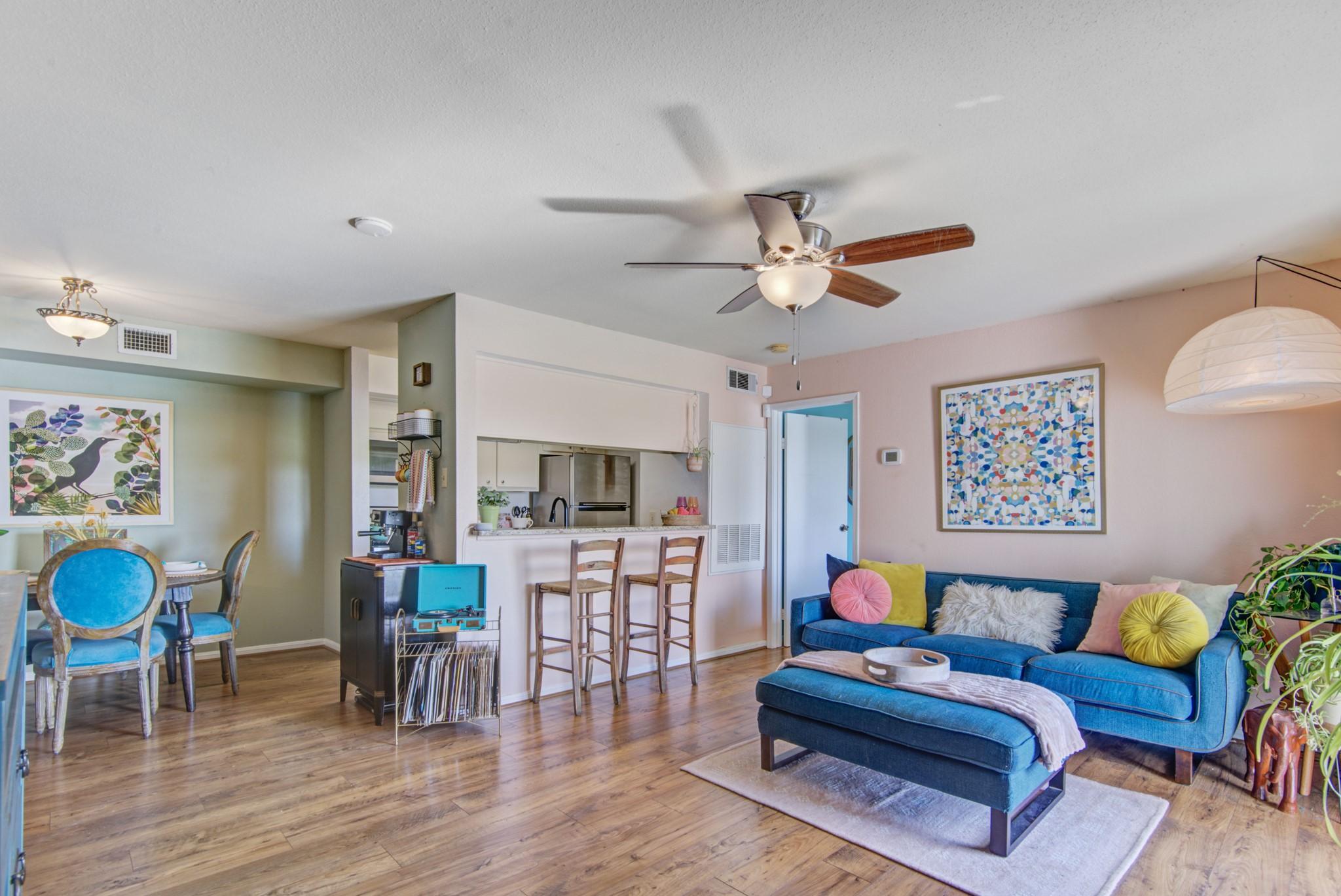 Image 4: Living/Breakfast Nook
