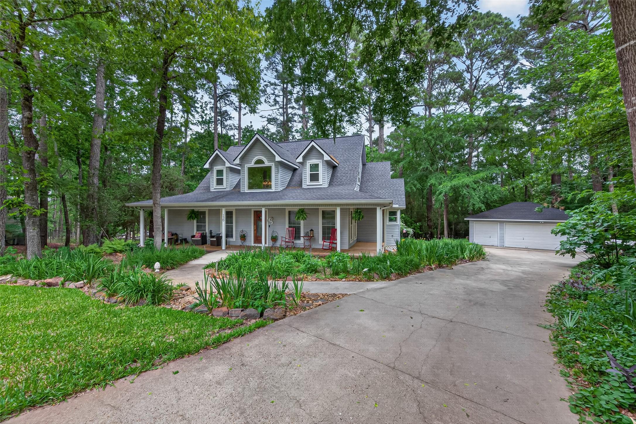 Image 2: Don't miss the amazing landscaping