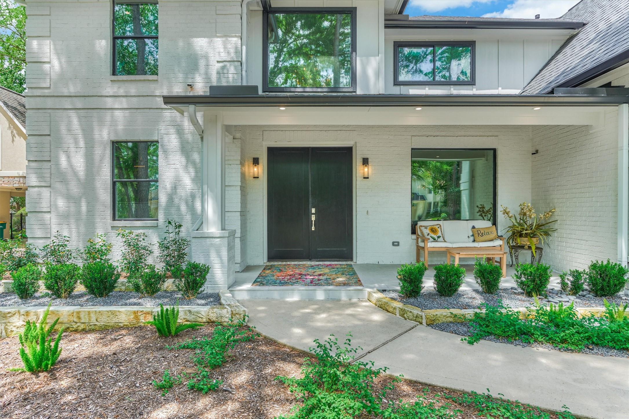 Image 4: Beautiful curb appeal with the white brick exterio