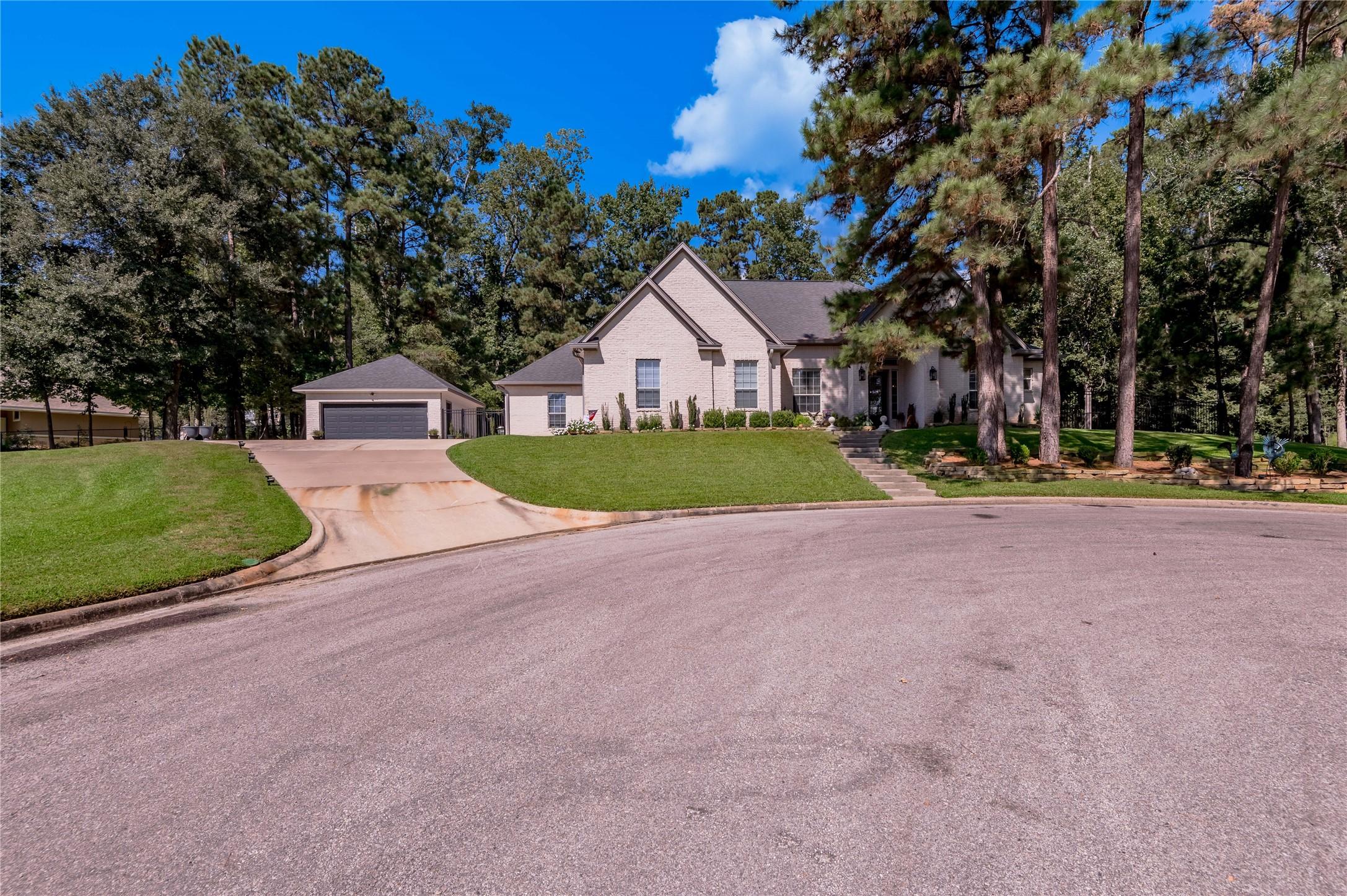 Image 4: 5 car garage