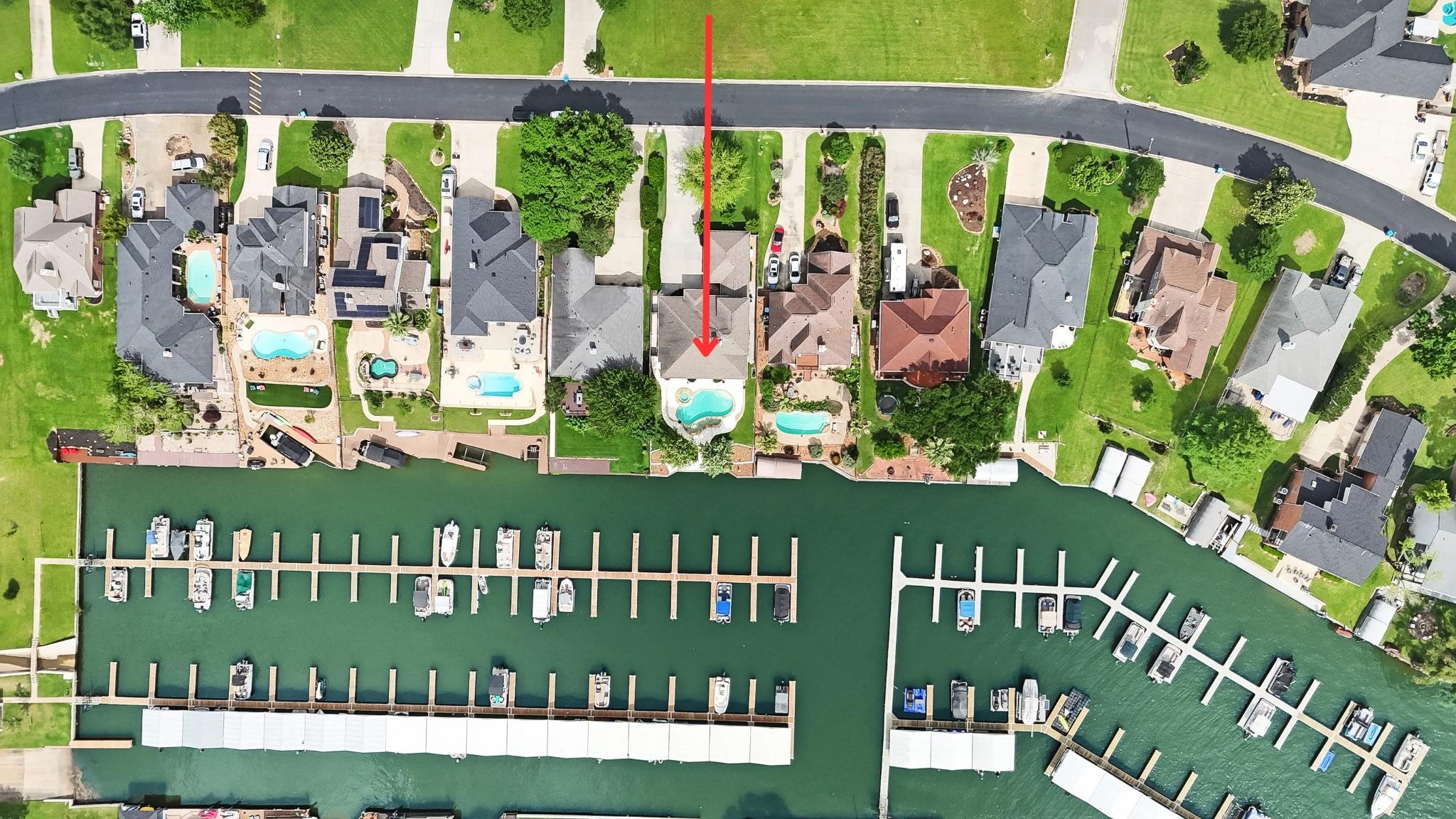 Image 2: Point Aquarius lakefront home