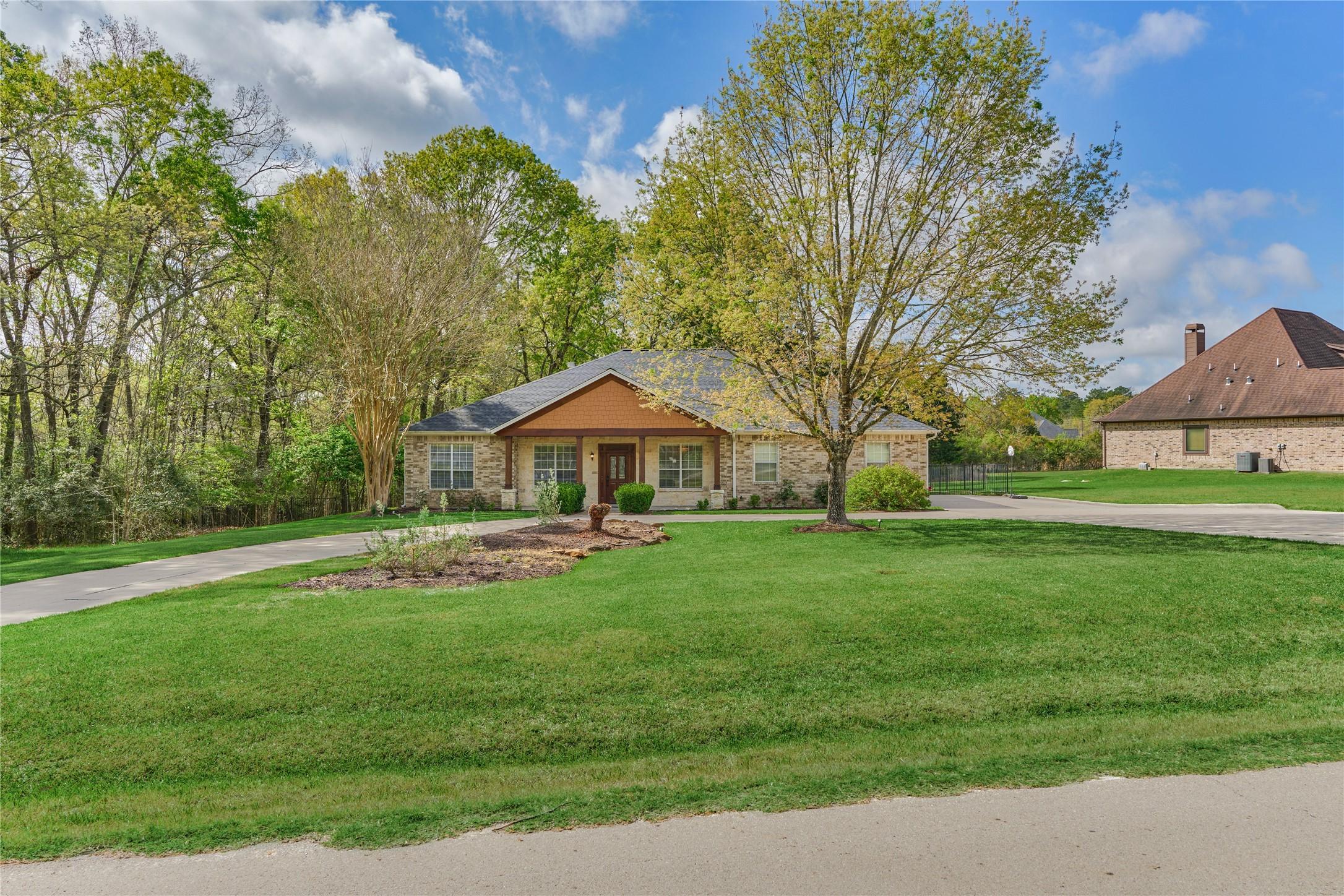 Image 2: Single-story home on one acre in Grand Harbor.