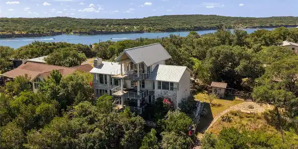Image 4: Welcome to Lago Vista on Lake Travis.